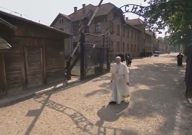Papst besucht schweigend Auschwitz / https://twitter.com/wyd_en Stilles Gebet in der Todeszelle von Maximilian Kolbe, Kuss des Galgens am Appellhof, Entzünden einer Kerze an der Erschießungsmauer und Gespräch mit KZ-Überlebenden und Judenrettern.